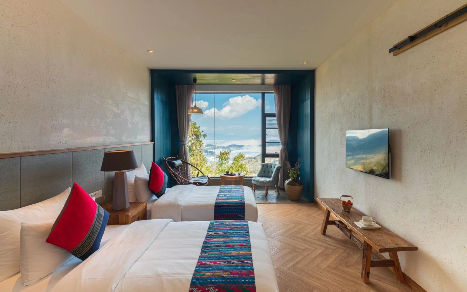 Twin room with two beds and a window facing the landscape